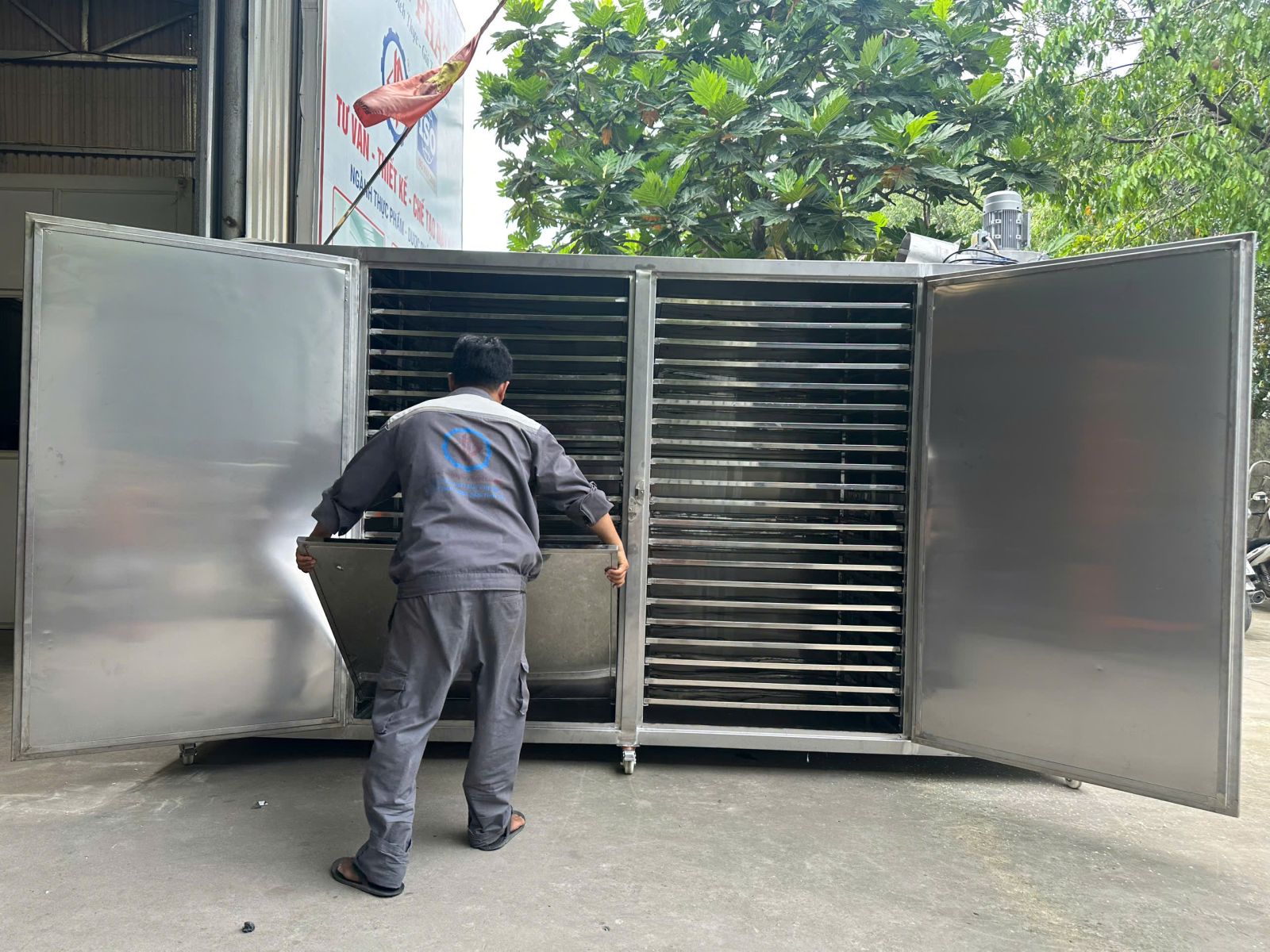 Máy sấy thủy sản, máy sấy cá khô, tôm khô dạng khay lớn, diện tích sấy 42 mét vuông