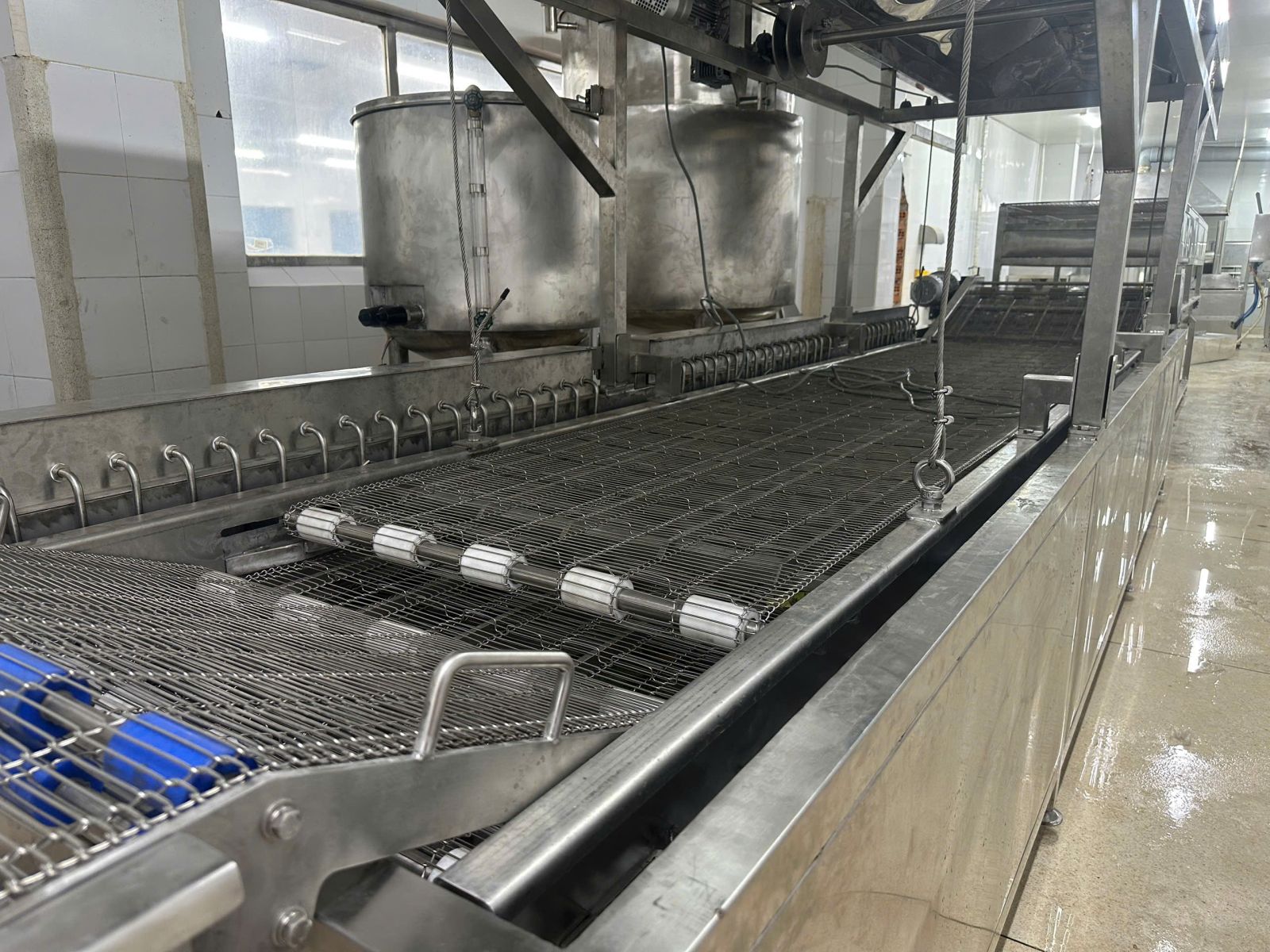 Máy chiên chả giò băng tải liên tục toàn bộ bằng inox 304 chất lượng cao