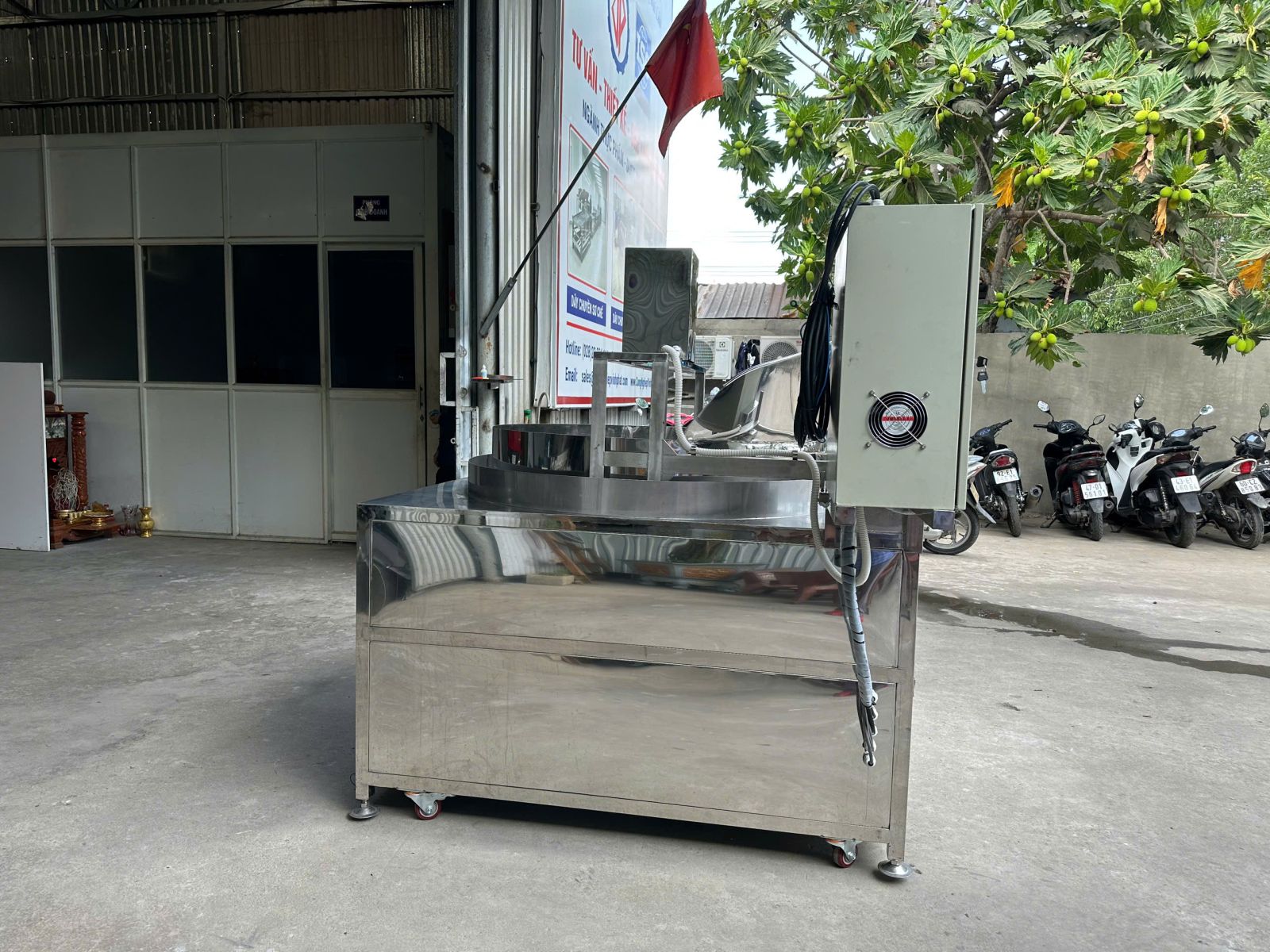 Máy chiên công nghiệp dạng rỗ nâng hạ bằng điện, máy chần nông sản, máy luộc tôm cá hiệu quả của Vipatek