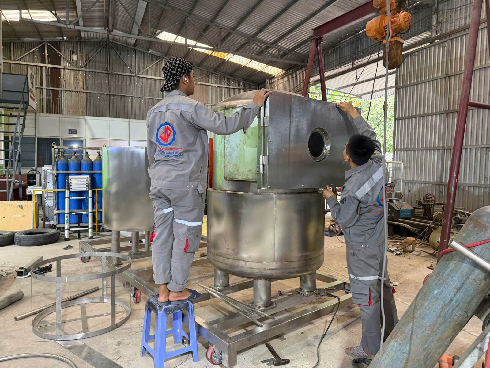 Nhân viên Vipatek Vĩnh Phát đang lắp ráp máy chiên chân không 100kg/mẻ
