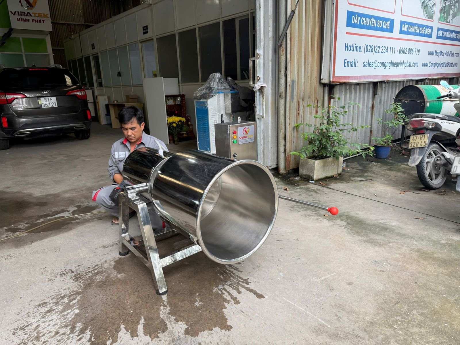Máy xay công nghiệp lưỡi dao 100L, có chức năng nghiêng đổ thuận tiện