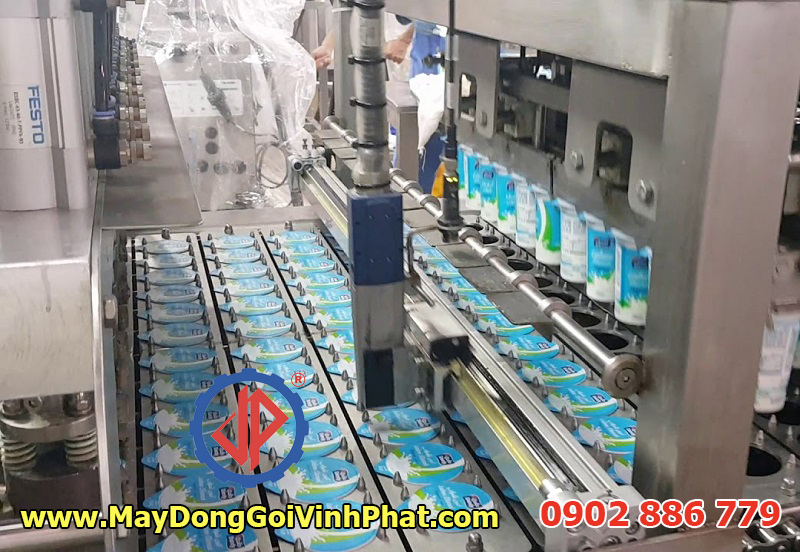 Dây chuyền máy chiết rót dán miệng hộp sữa chua là thiết bị tuyệt vời do Vĩnh Phát cung cấp