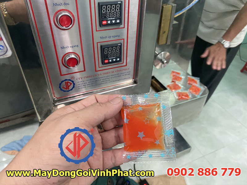 Máy đóng gói 2 trong 1 đang chạy tương ớt cho thành phẩm siêu đẹp