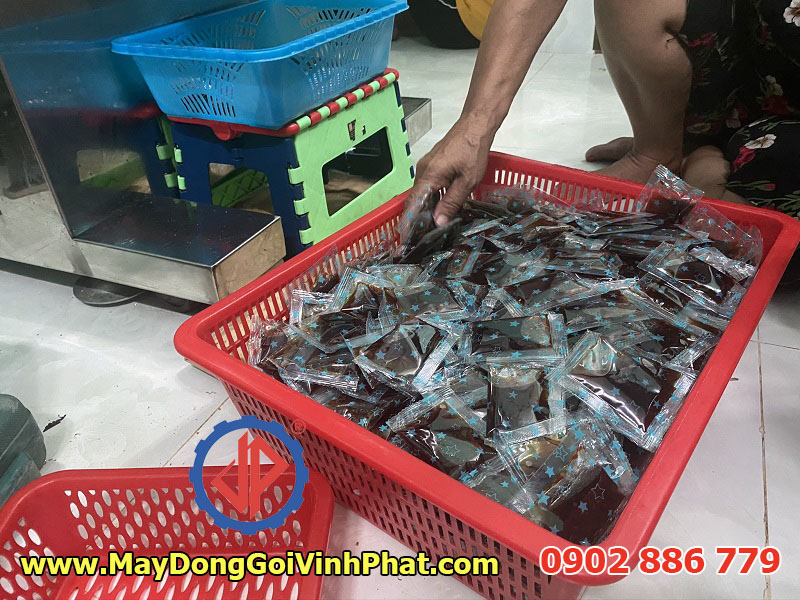 Hình ảnh thành phẩm máy đóng gói 2 trong 1 chạy cho nước tương có lẫn xác tói ớt