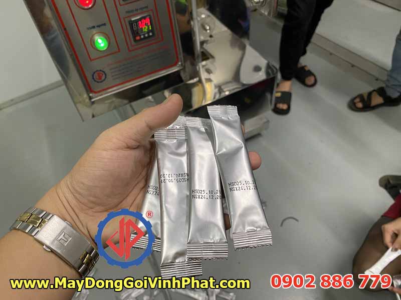 Vận hành máy đóng gói bột cần tây, rau má, cải xanh tại Lâm Đồng