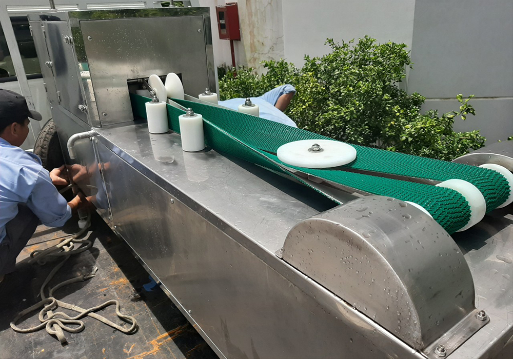 Thiết kế và chế tạo máy xẻ bướm cá, máy mổ bụng cá, máy chế biến thủy sản công nghiệp Vipatek